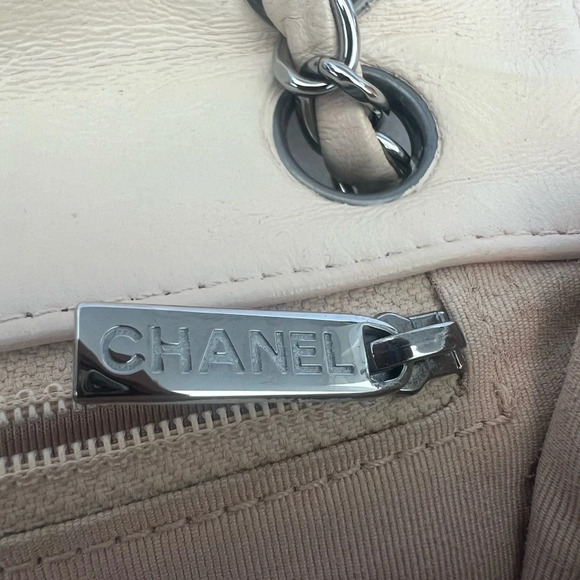 Chanel Quilted Shoulder Bag - Picture 7 of 10